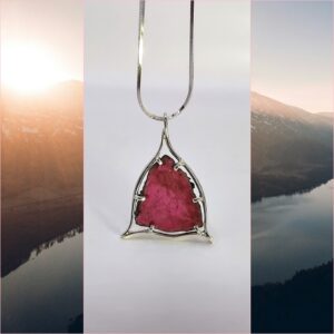 MEDÁL TURMALIN KRISTÁLY METSZETTEL